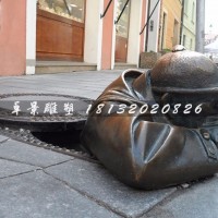 从下水道爬出来的人物铜雕，街边小品铜雕
